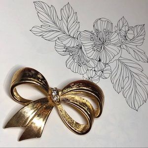❣️4/$15 Avon Gold Tone Rhinestone Bow Brooch